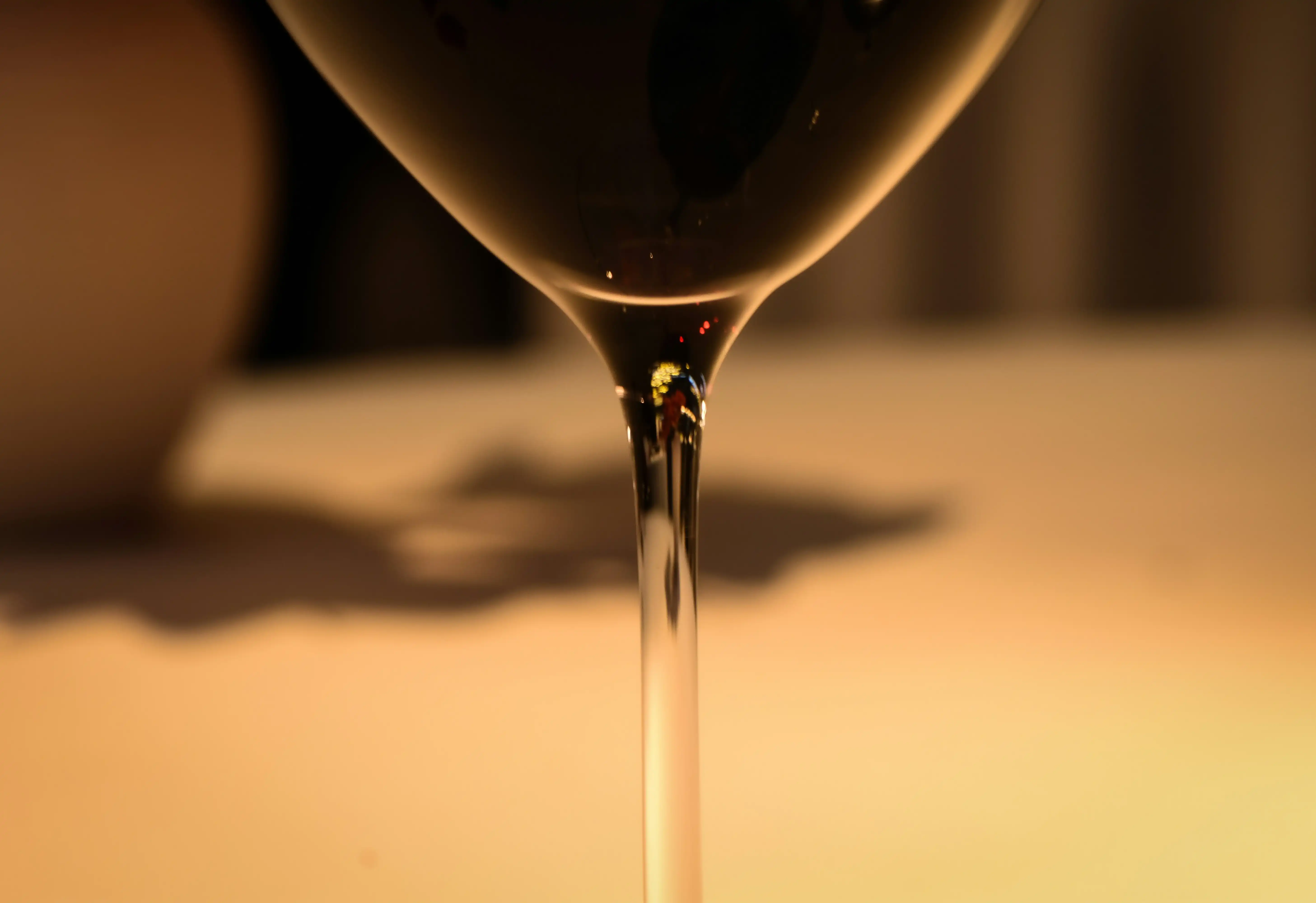 Un verre de vin rouge est versé.