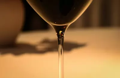 Un verre de vin rouge est versé.