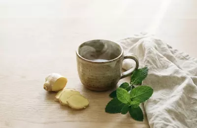 Infusion au gingembre et menthe pour soulager les ballonnements et la digestion difficile